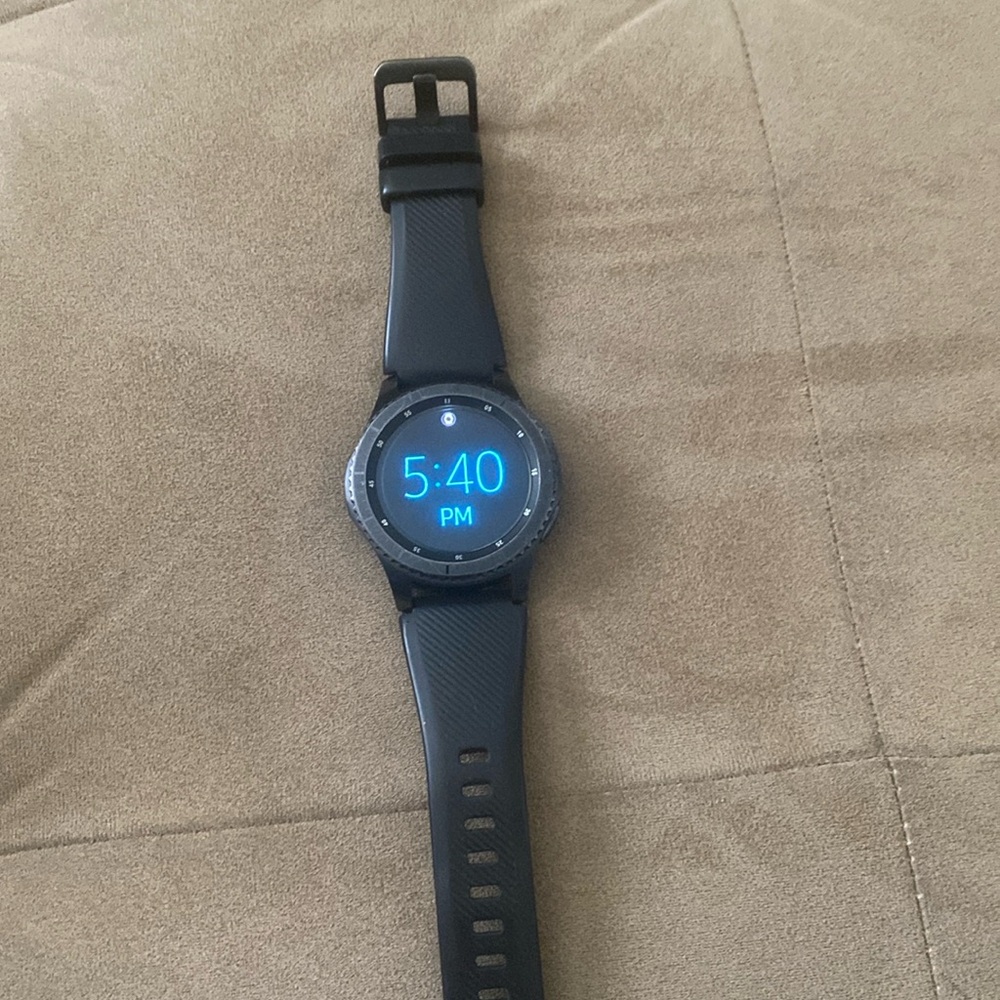 Samsung smart watch  with 2 chargers and 2 dust absorbers